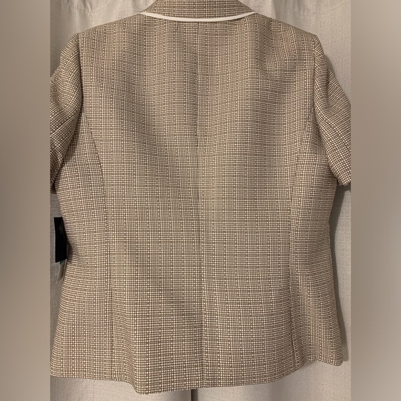 Le Suit Beautiful top. NWT. Size 16 - Picture 3 of 10